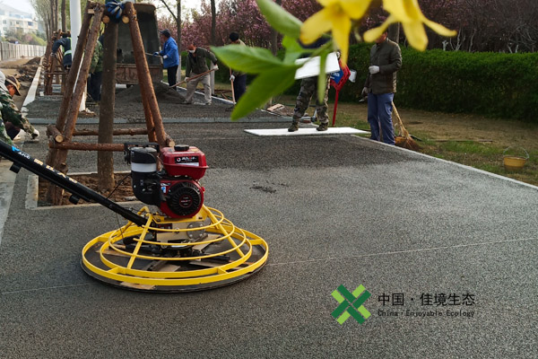 透水混凝土施工現(xiàn)場，工人施工場景